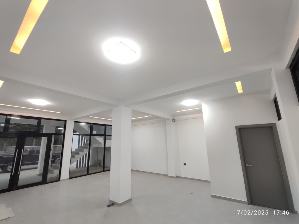 Propiedad en venta, consta de dos locales comerciales, ubicada a orilla de calle Circunvalación, zona comercial, y parqueo para tres vehículos. Medidas de lote 110.42 m2