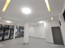 Propiedad en venta, consta de dos locales comerciales, ubicada a orilla de calle Circunvalación, zona comercial, y parqueo para tres vehículos. Medidas de lote 110.42 m2